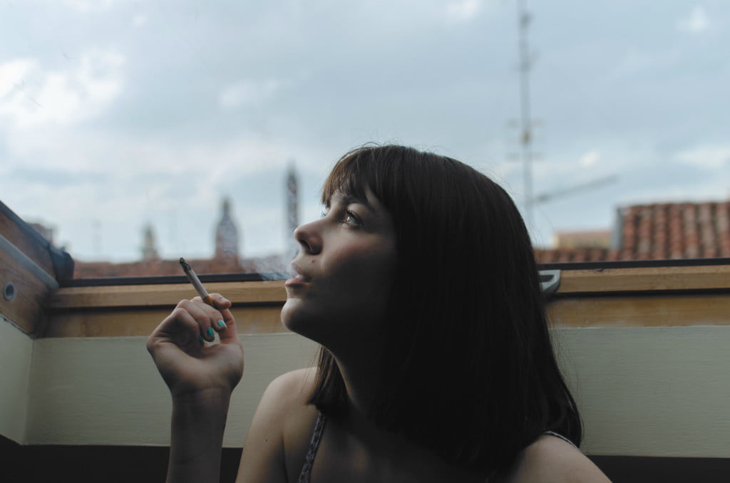 урящая женщина-вредная привычка курение